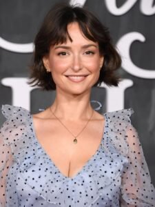 Milana Vayntrub Measurements: Height, Weight, Body Stats 2025