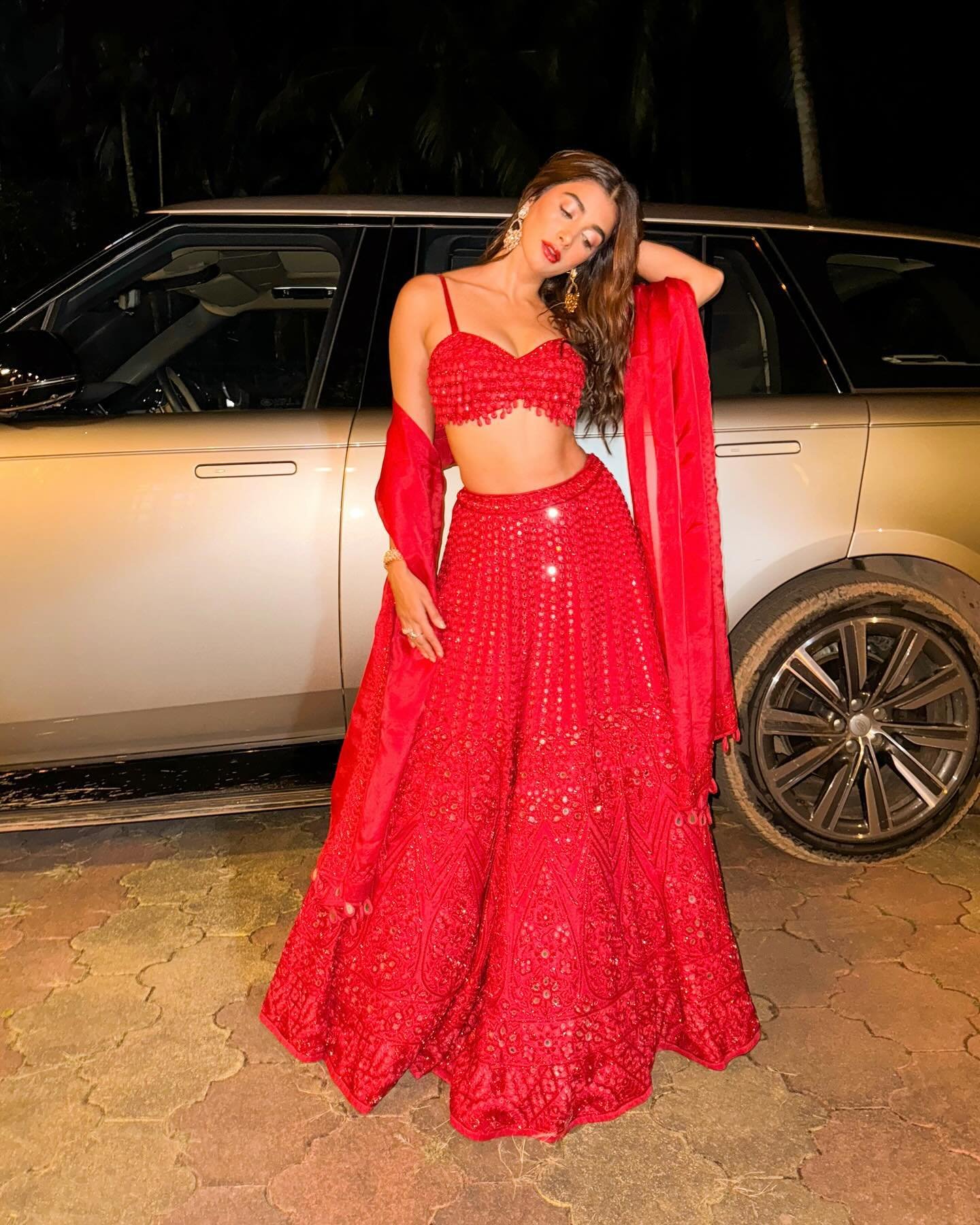 pooja hegde height in feet