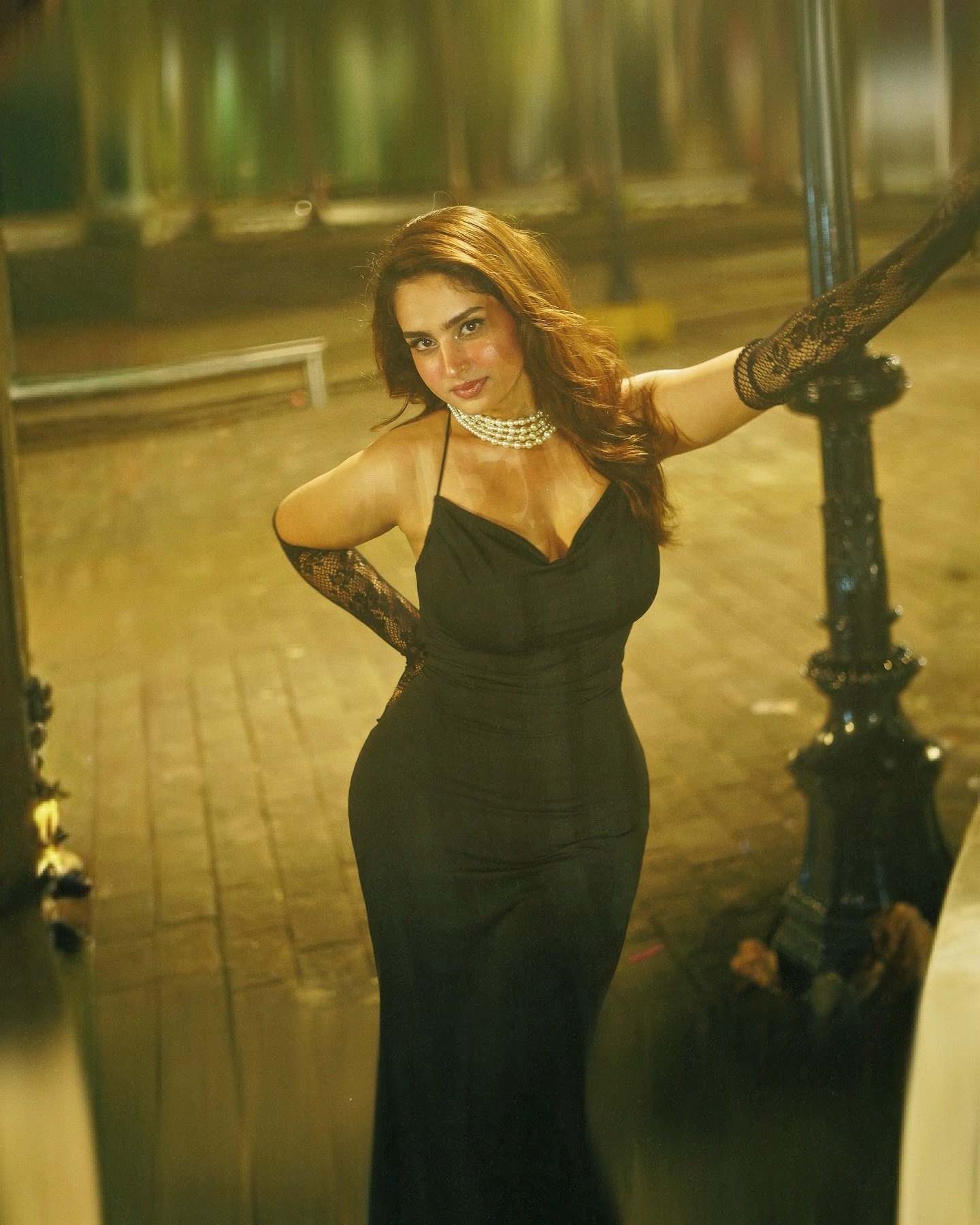 ayesha khan height in feet