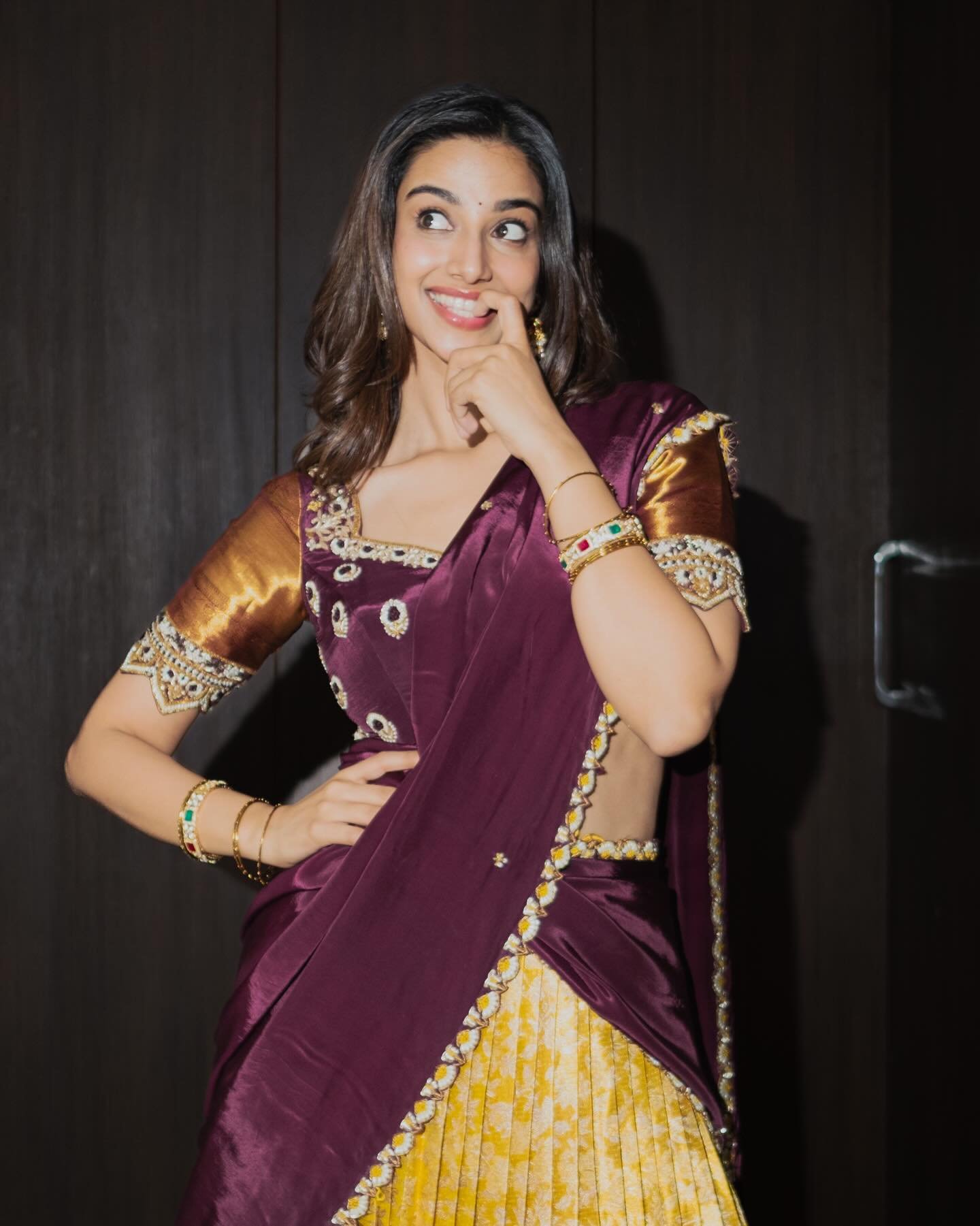 meenakshi chaudhary height in feet