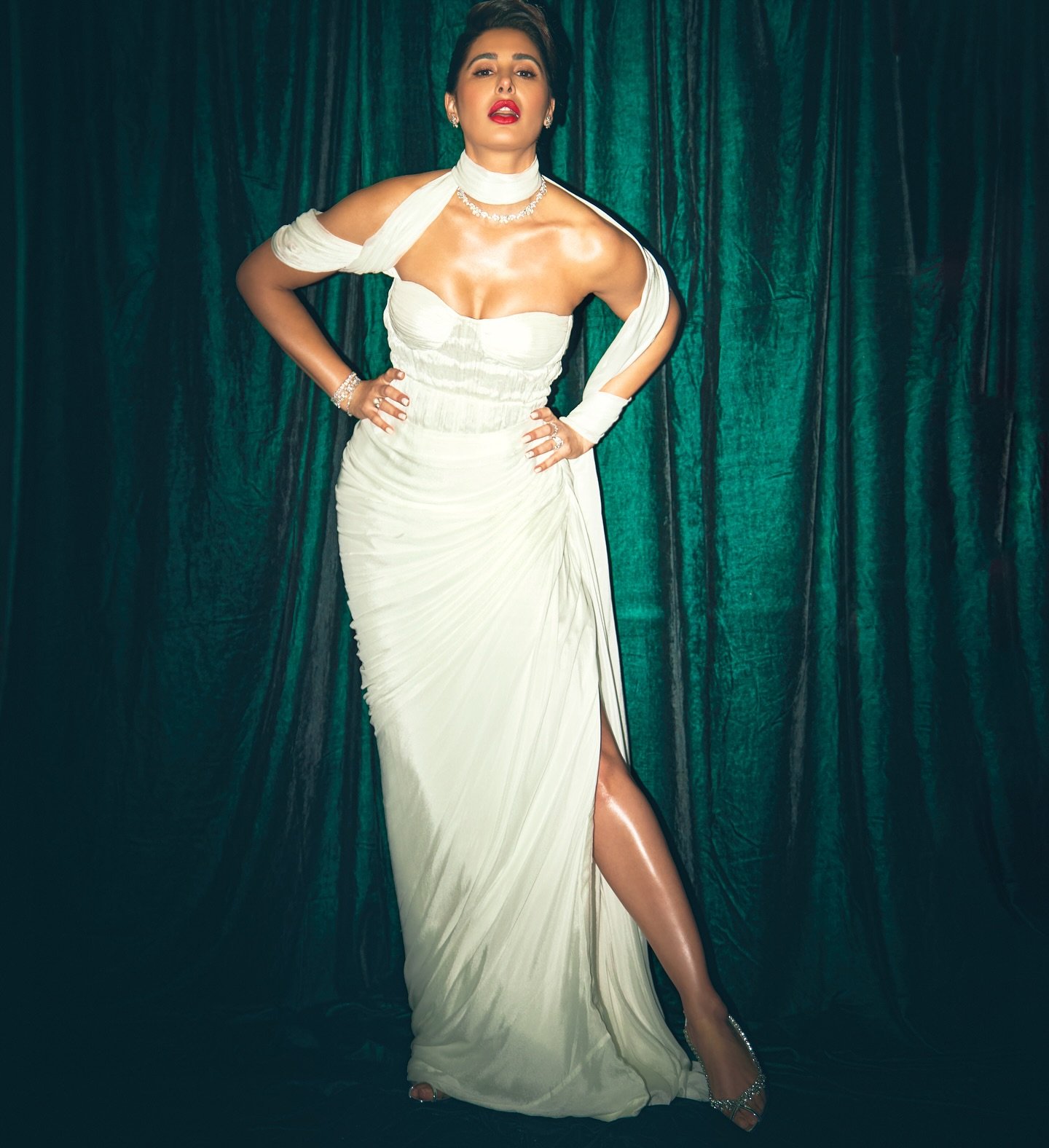 nargis fakhri height in feet