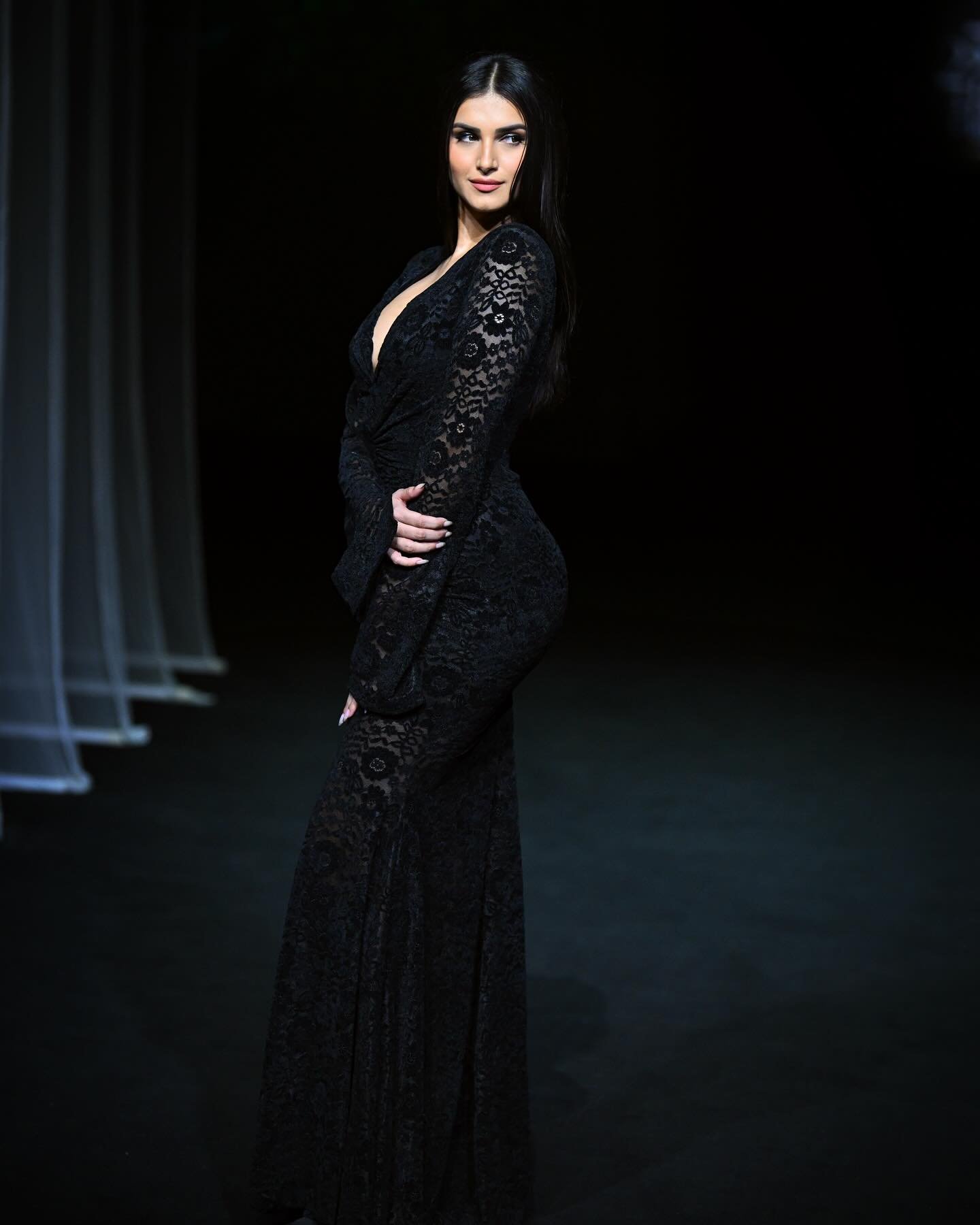 tara sutaria height in feet