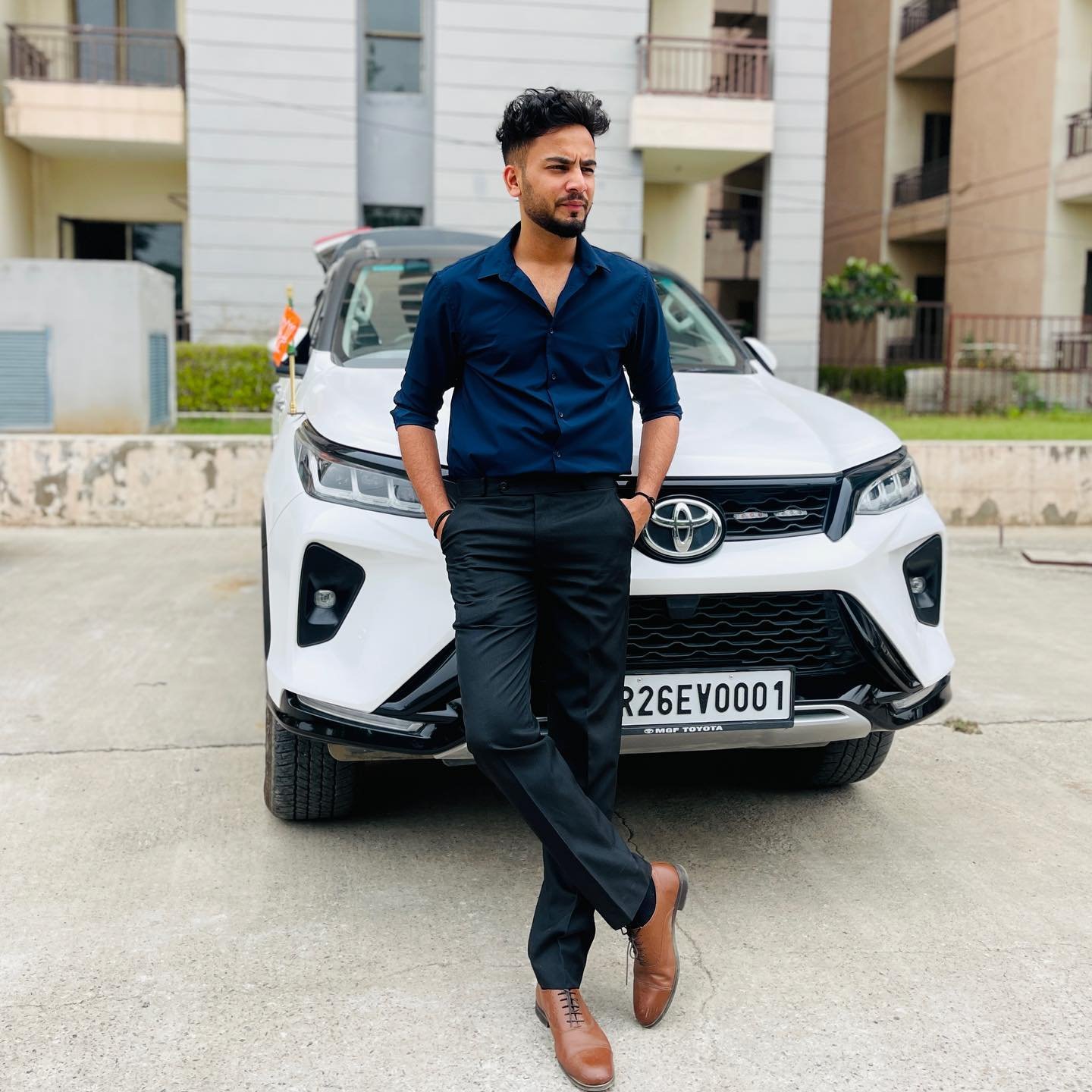 elvish yadav height in feet